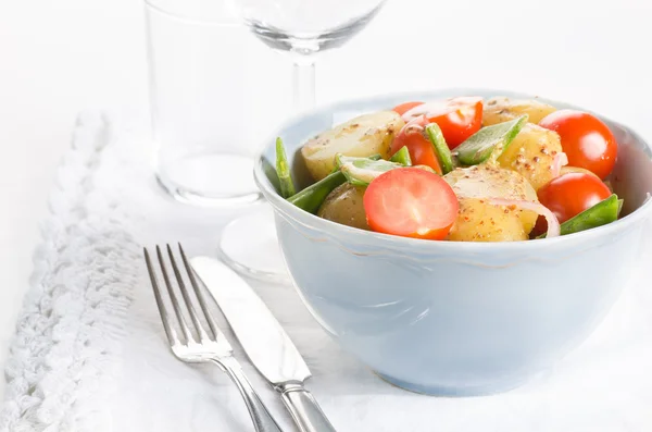 Salada de batata com tomate cereja e ervilhas de neve — Fotografia de Stock