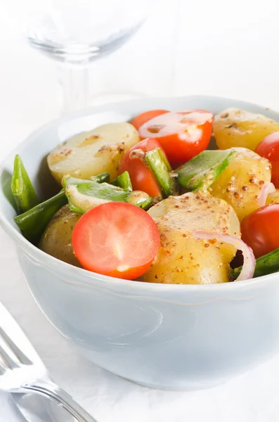 Ensalada de patatas con tomates cherry y guisantes de nieve — Foto de Stock