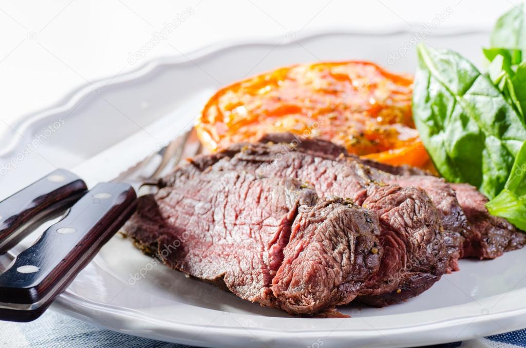 Roastbeef with salad and pepper sauce