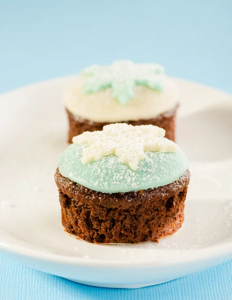 Beyaz ve mavi snow flake dekorasyonu ile yılbaşı cupcake — Stok fotoğraf