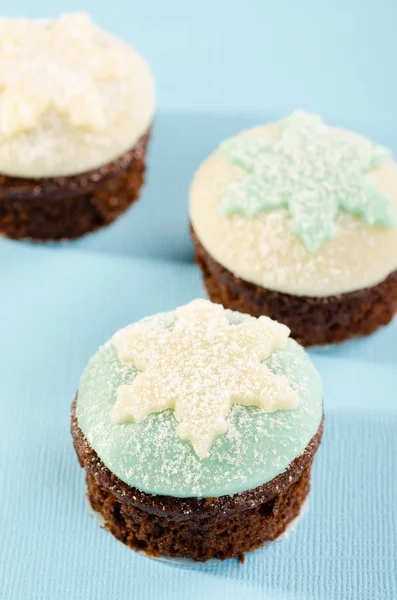 Christmas cupcake with white and blue snow flake decoration — Stock Photo, Image