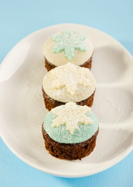 Weihnachtskuchen mit weißer und blauer Schneeflockendekoration — Stockfoto