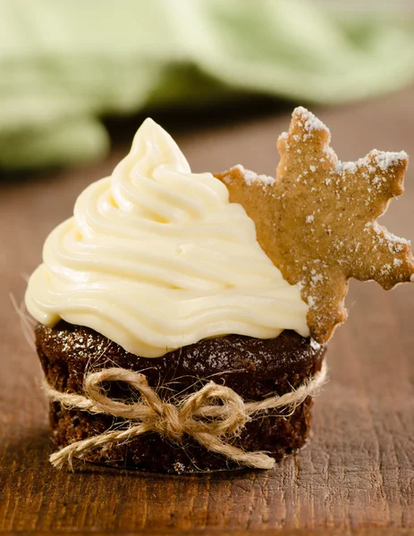 Cupcake di Natale con fiocco di neve cookie sulla parte superiore — Foto Stock