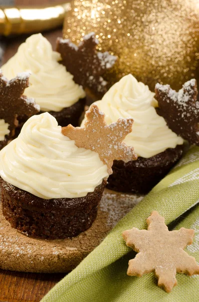 크리스마스 컵 케이크 위에 스노우 플레이크 쿠키 — 스톡 사진