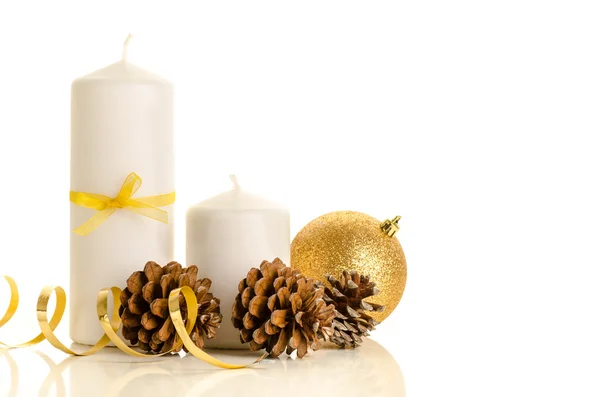 Beyaz Mum, çam kozalakları dekoratif Noel kompozisyon, - Stok İmaj