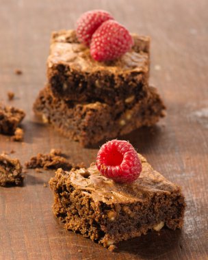 Çikolatalı kek ahududu ahşap zemin ile