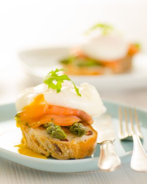 somon balığı ve ekmek üzerinde kuşkonmaz ile haşlanmış yumurta