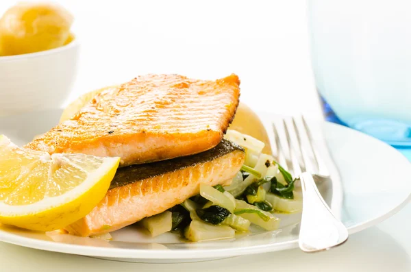 Filetes de pescado frito con guarnición vegetal sobre blanco — Foto de Stock