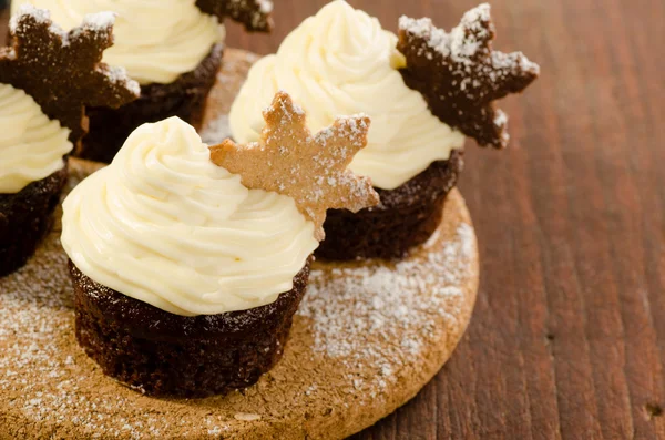 Cupcakes de Noël avec biscuits flocons de neige sur le dessus — Photo