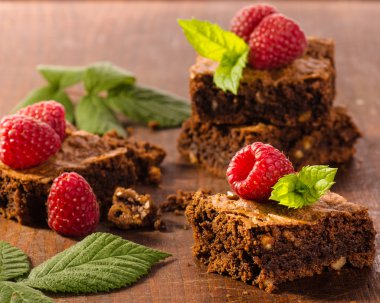 Ahududu ile çikolatalı kek