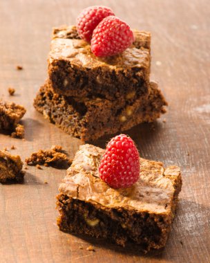 Çikolatalı kek ahududu ahşap zemin ile