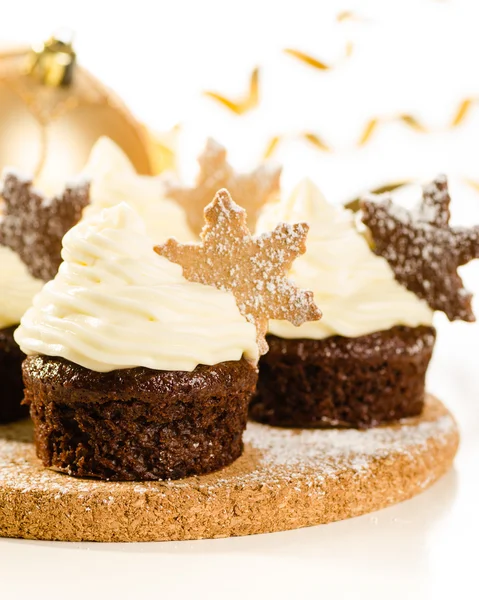 Christmas cupcakes with snow flake cookies — Stock Photo, Image