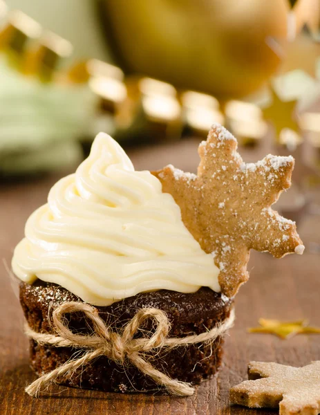 Cupcake di Natale con fiocco di neve cookie sulla parte superiore — Foto Stock