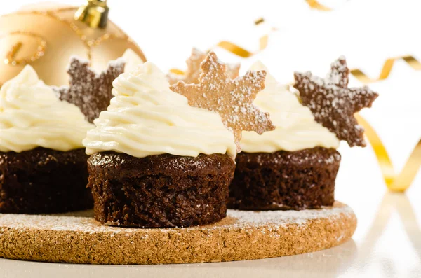 Christmas cupcakes with snow flake cookies on top — Stock Photo, Image