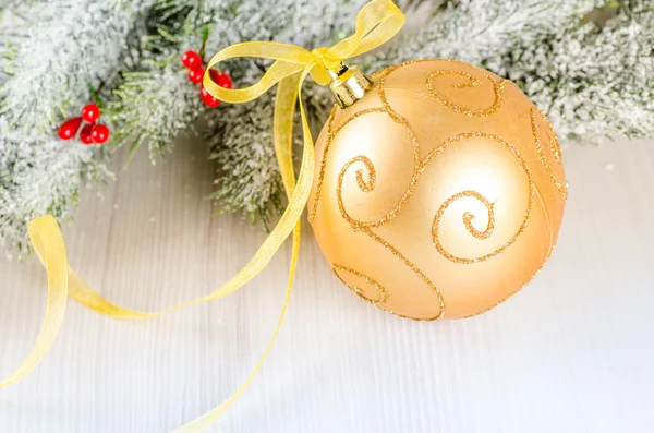 Kerstmis samenstelling van Spar--tree en gouden bauble — Stockfoto