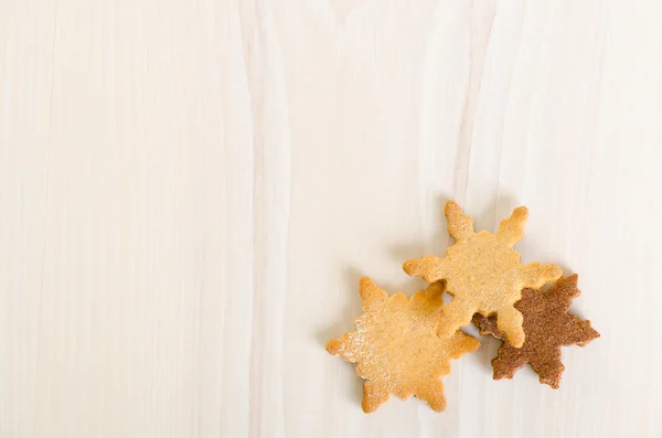 Świąteczne ciasteczka na jasnym tle drewniane w kształcie płatka śniegu — Zdjęcie stockowe