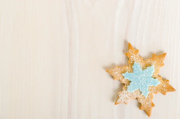 Flocon de neige décoré biscuits de Noël sur fond bois clair — Photo