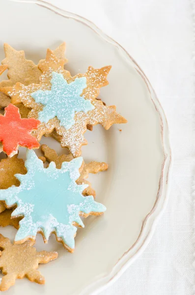 Kar tanesi Noel kurabiyeleri dekore edilmiştir. — Stok fotoğraf