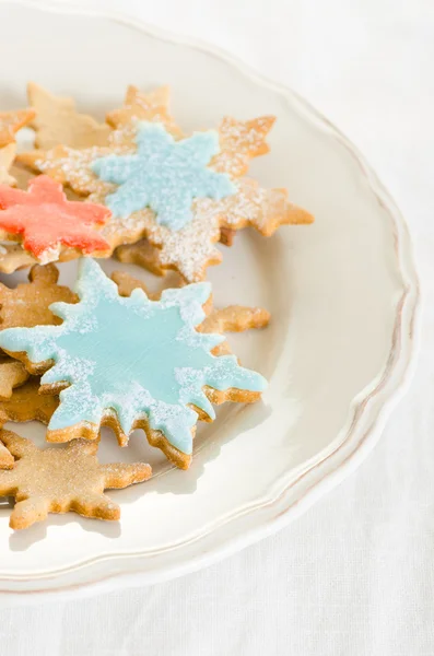 Снежинка украсила рождественское печенье — стоковое фото