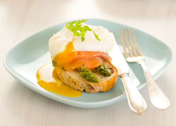 Pochierte Eier mit Lachs und Spargel auf Toastbrot — Stockfoto