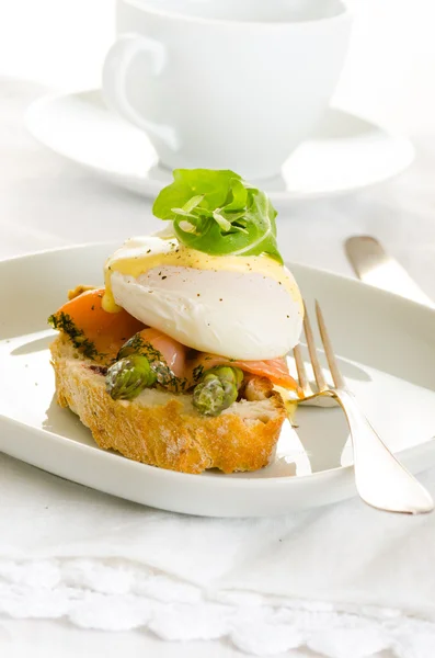 Poached eggs with salmon and asparagus on toasted bread — Stock Photo, Image