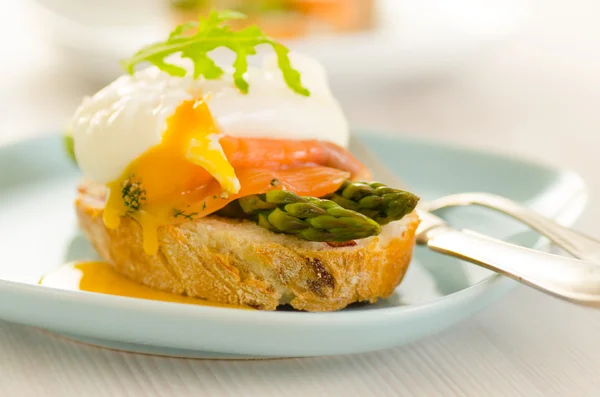 Poached eggs with salmon and asparagus — Stock Photo, Image