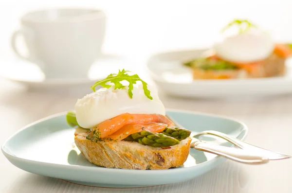 Pocherade ägg med lax och sparris — Stockfoto