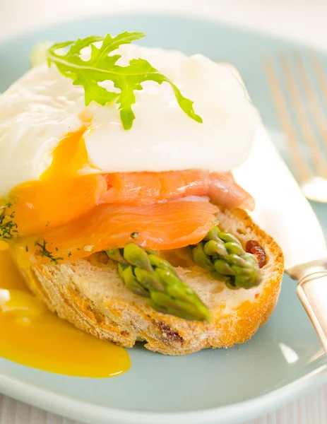 Somon balığı ve ekmek üzerinde kuşkonmaz ile haşlanmış yumurta - Stok İmaj