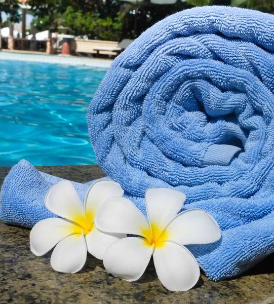 Towel and frangipani flowers — Stock Photo, Image