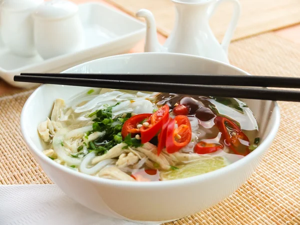 Aziatische kip rijst noodlesoep — Stockfoto