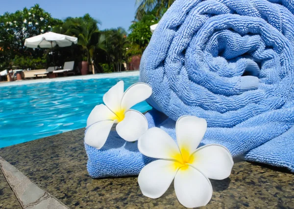Towel and frangipani flowers — Stock Photo, Image