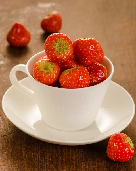 新鲜的草莓，白杯 — 图库照片