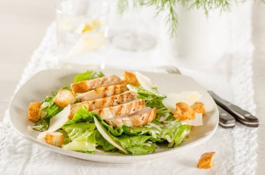 tavuklu Sezar salata