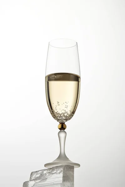 Бокал Шампанского Стоит Сером Кристалле Пузыри Видны Бокам Стекла Один — стоковое фото