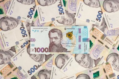 500 Hryvnia banknotunun üzerinde 1000 Hryvnia banknotu var. Yukarıdan görüntüle