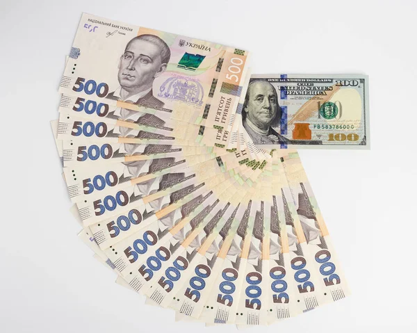 500 브리베니아 지폐가 바탕에 100 지폐는 부분적으로 수있다 위에서 바라본 — 스톡 사진