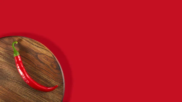 Chili Peppar Träskiva Brädan Ligger Nedre Vänstra Hörnet Röd Bakgrund — Stockfoto