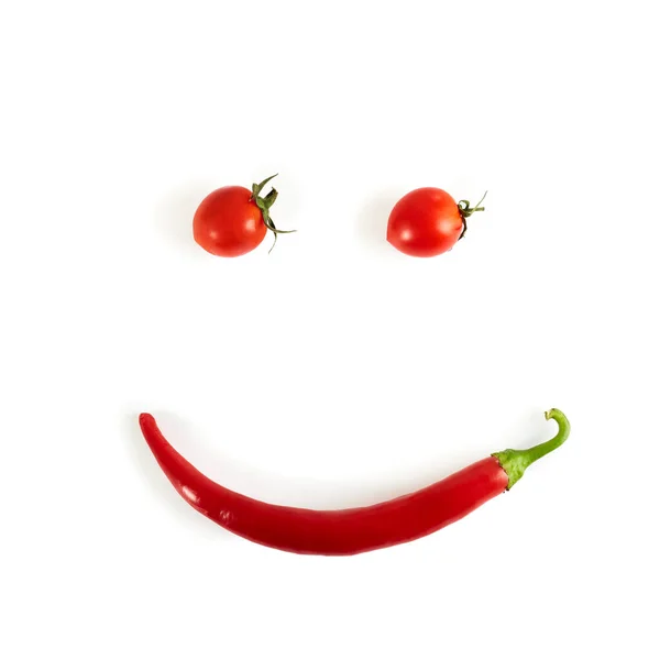 Uśmiech Pomidorami Wiśniowymi Papryką Chili Widok Góry Białe Tło — Zdjęcie stockowe