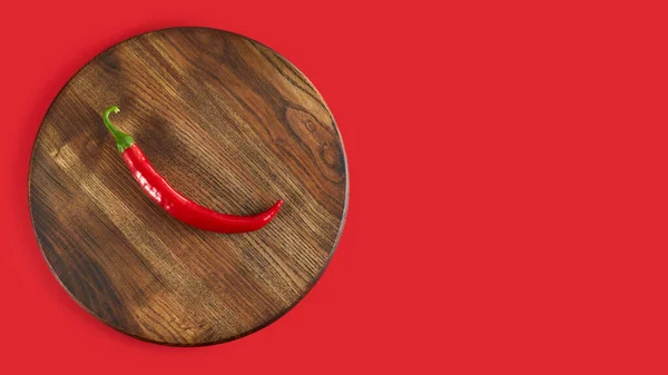 Chili Peper Een Houten Plank Rode Achtergrond Uitzicht Van Bovenaf — Stockfoto
