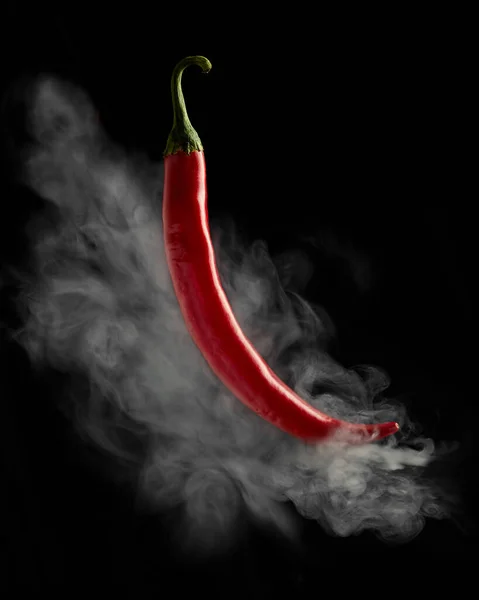 Chili Peper Rook Een Zwarte Achtergrond — Stockfoto