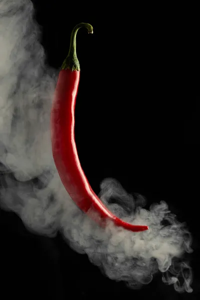 Chili Peper Rook Een Zwarte Achtergrond — Stockfoto