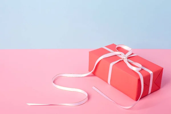 Подарок Яркой Упаковке Розово Голубой Фон — стоковое фото