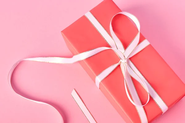 Подарок Яркой Упаковке Розовый Фон — стоковое фото