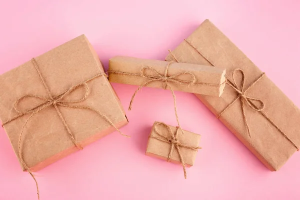 Подарки Упакованы Экологически Чистую Бумагу Концепция Экологической Упаковки Розовый Фон — стоковое фото