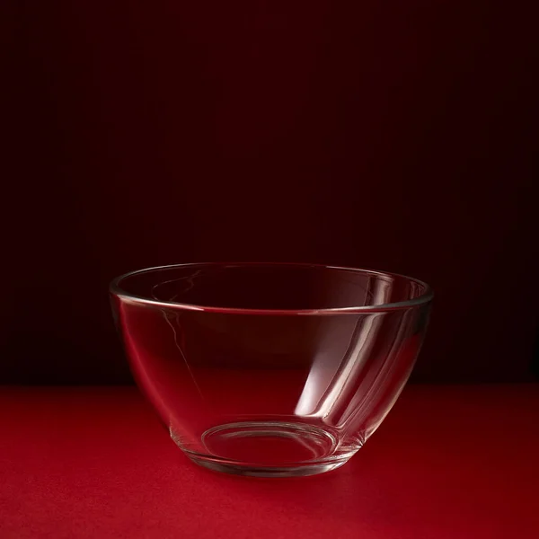 Glas Sallad Skål Röd Bakgrund — Stockfoto