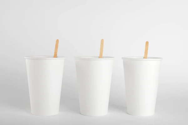 Одноразові Білі Паперові Чашки Дерев Яні Палички Кави Білому Тлі — стокове фото