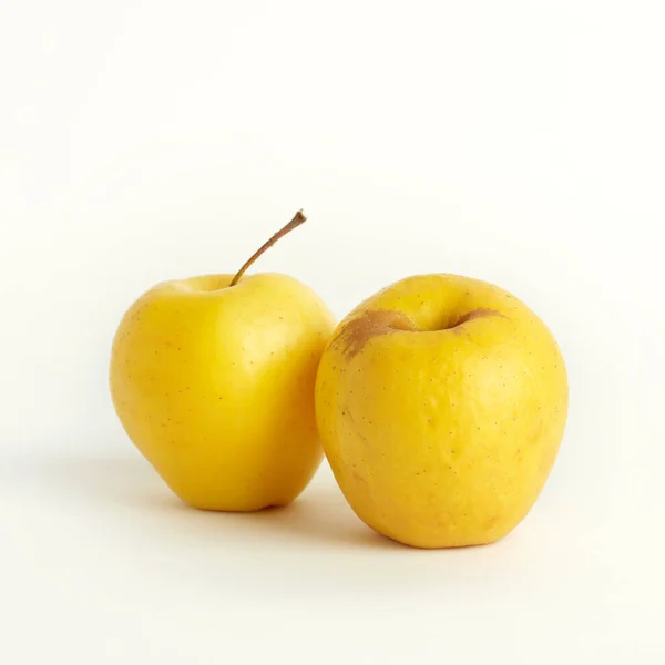 Pomarszczone Żółte Jabłka Odizolowane Białym Tle Brzydka Koncepcja Żywności — Zdjęcie stockowe