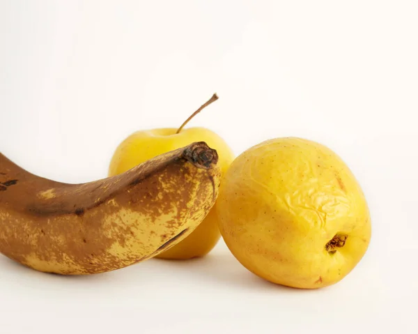 Pomarszczone Żółte Jabłka Przejrzały Banan Wyizolowany Białym Tle Brzydkie Jedzenie — Zdjęcie stockowe