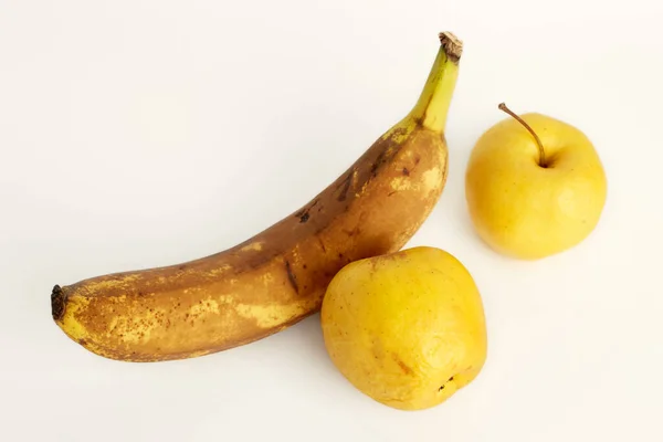 Pommes Jaunes Ratatinées Bananes Trop Mûres Isolées Sur Fond Blanc — Photo