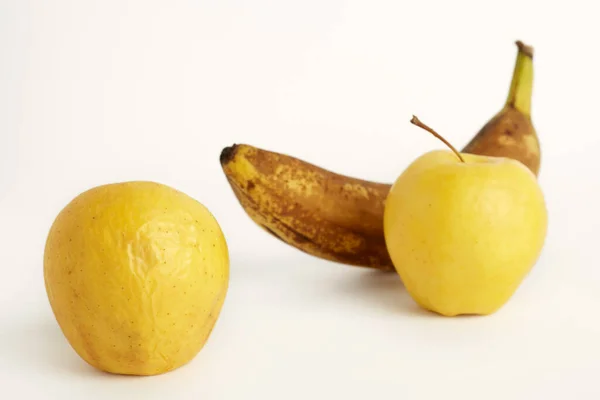 Maçã Amarela Enrugada Isolada Sobre Fundo Branco Fundo Uma Banana — Fotografia de Stock